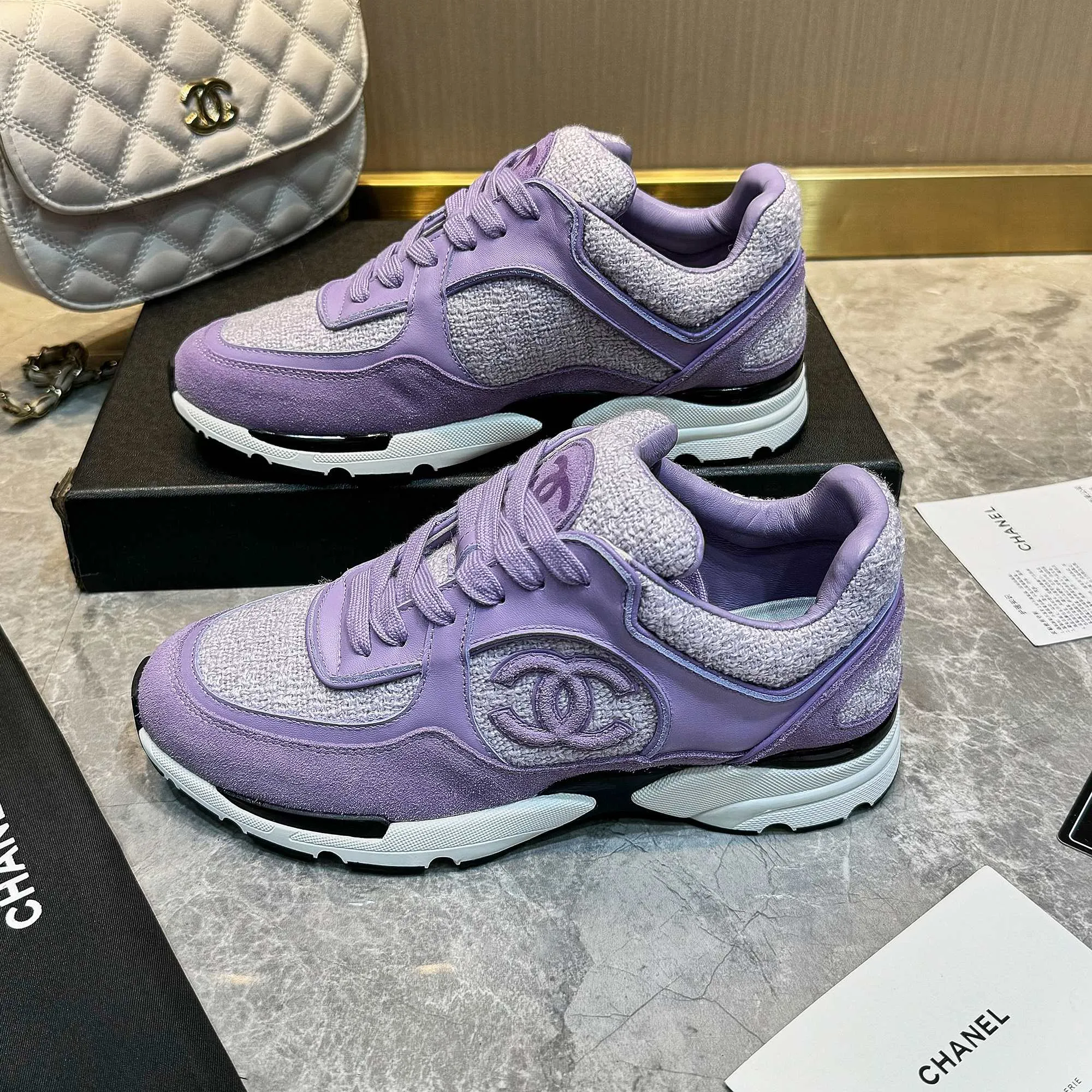 Men's shoes pP700! Chanel Chanel - 2024 counter top casual sneakers This classic design; the upper is embroidered with various techniques; the outsole is fashionable and sporty; the outsole is stylish and sporty; it incorporates a variety of color matching elements... The diversified mix and match is very good-looking and versatile, casual, fashionable, sports, and outdoor can be taken into account... ꫛꫀꪝ Go➫ Material: ❶Upper made of: original imported high silk cowhide suede + small fragrance fabric ❷Inner use: Original imported breathable sheepskin lining ❸ Outsole based on: Original TPU combination outsole Special counter boutique packaging complete set Women 35–41 Men 38-45